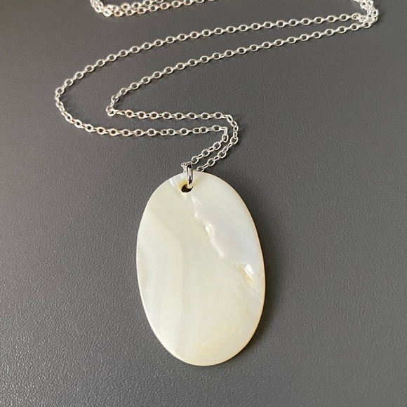 Natural Shell Mother of Pearl Pendant Necklace - Picture 3 of 9
